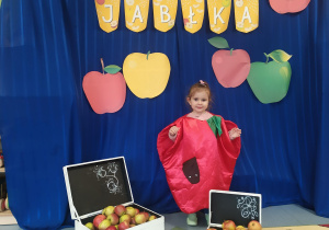 Julia w stroju jabłka